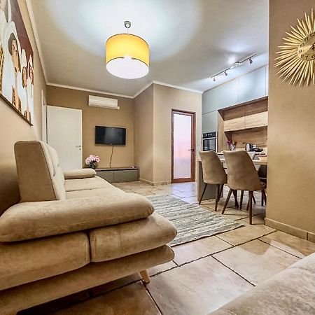 Amos City Center Apartment Tirana Esterno foto
