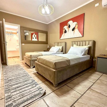 Amos City Center Apartment Tirana Esterno foto