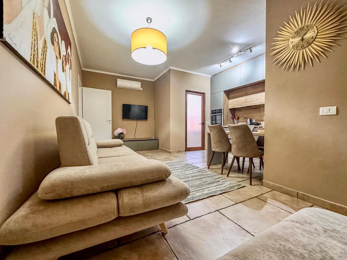 Amos City Center Apartment Tirana Esterno foto