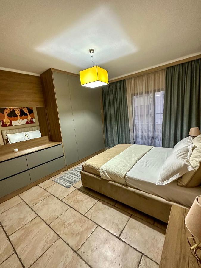 Amos City Center Apartment Tirana Esterno foto