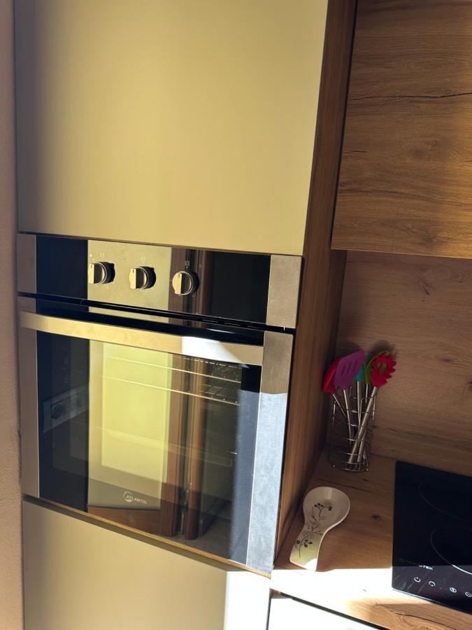 Amos City Center Apartment Tirana Esterno foto