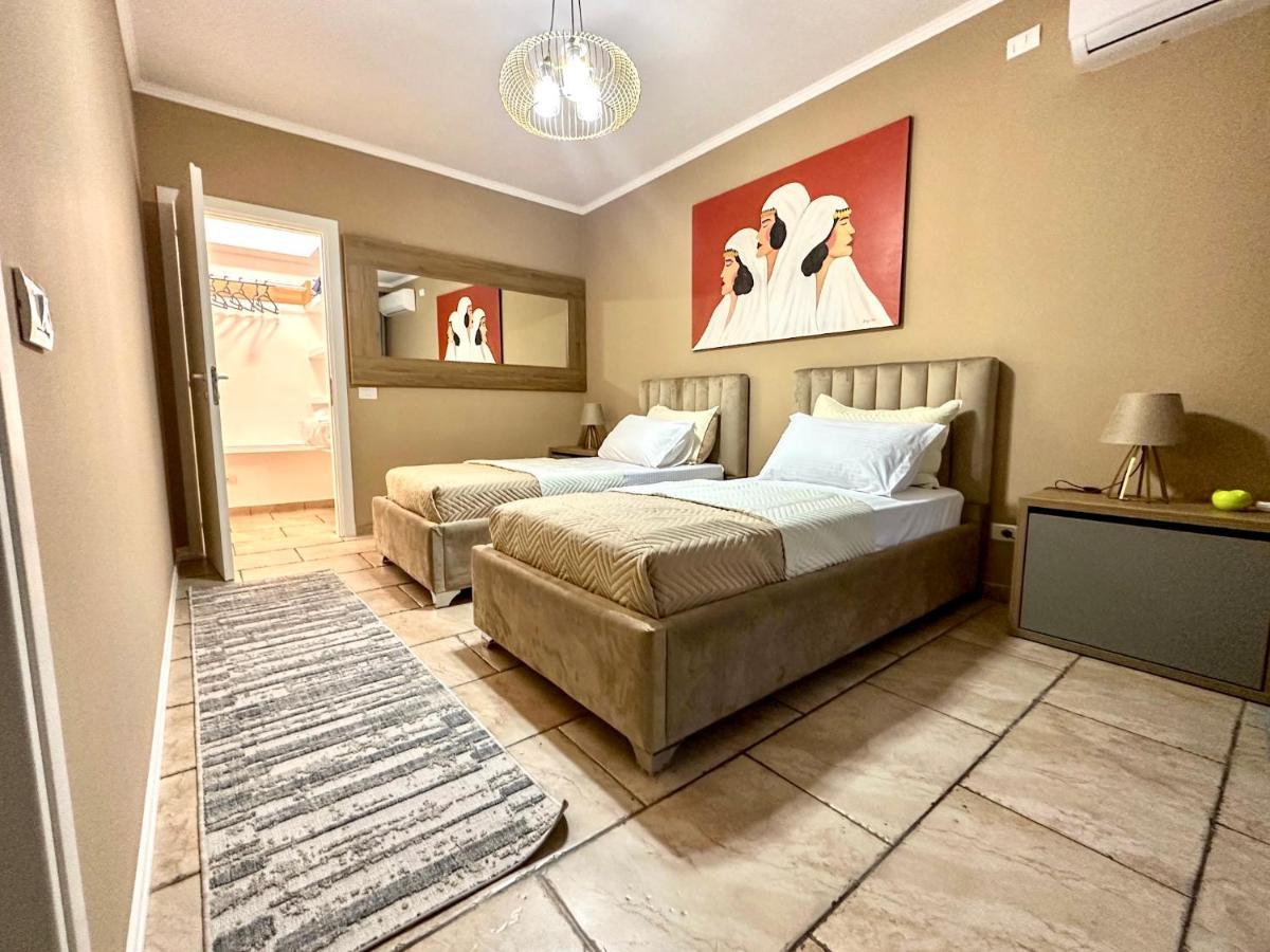 Amos City Center Apartment Tirana Esterno foto