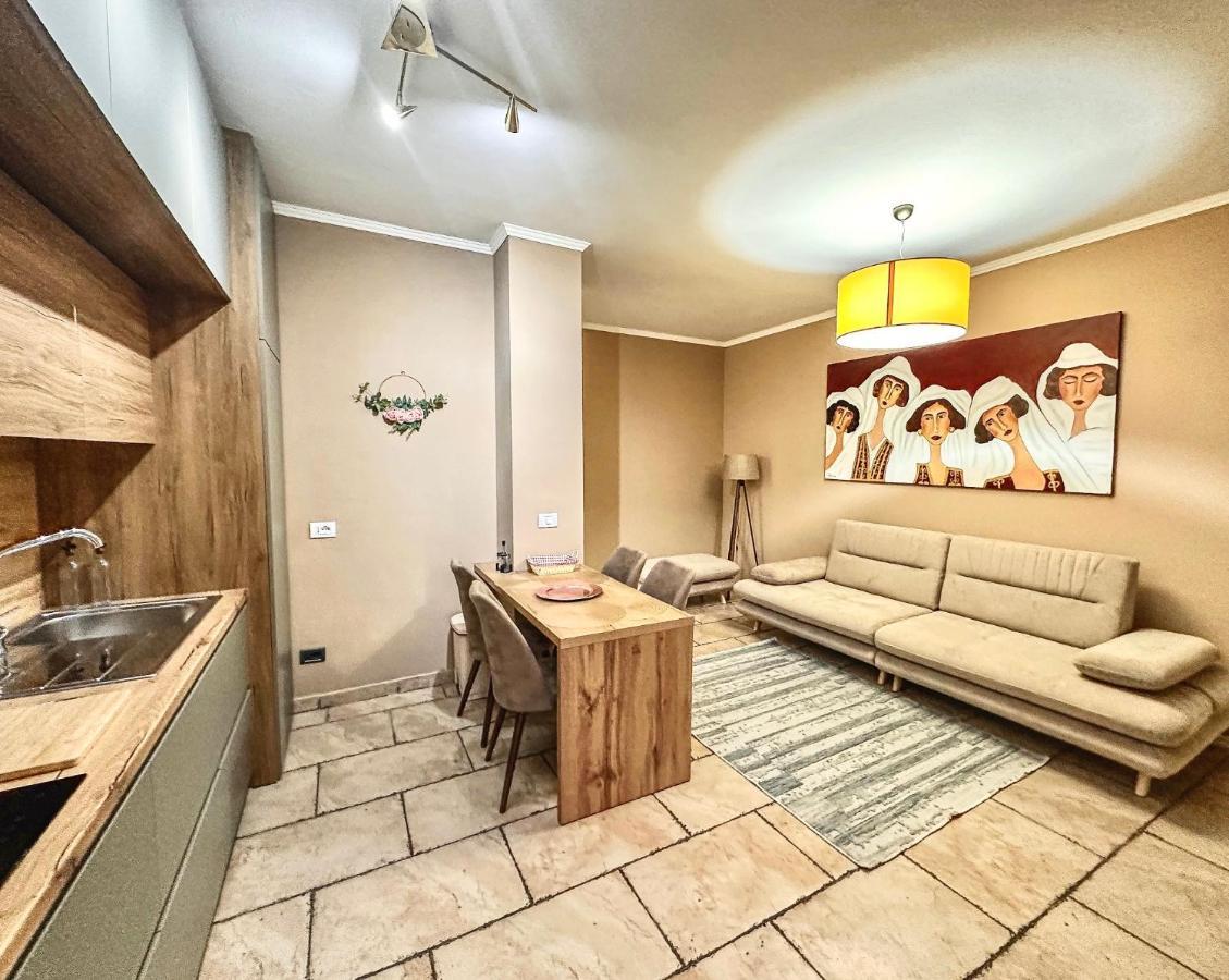 Amos City Center Apartment Tirana Esterno foto