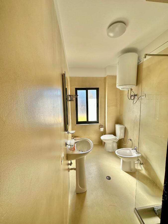 Amos City Center Apartment Tirana Esterno foto