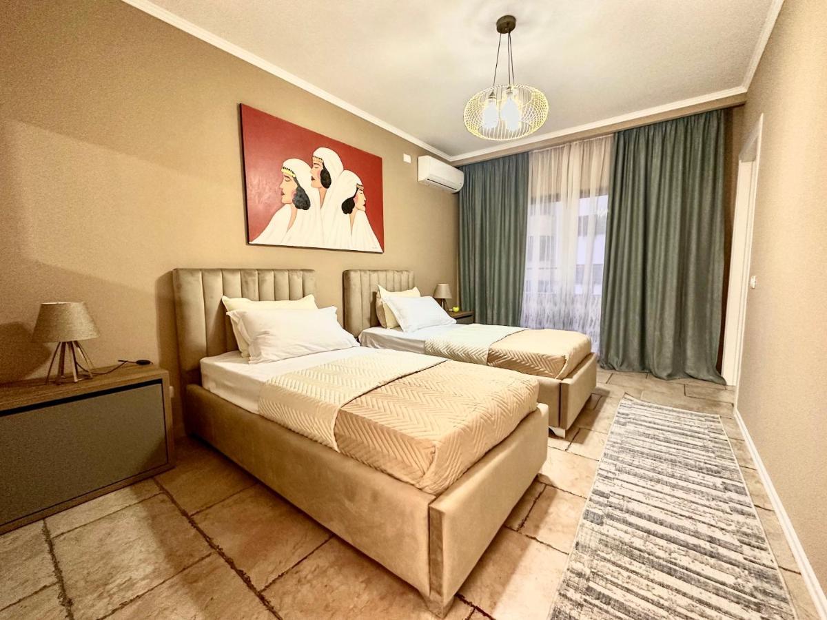Amos City Center Apartment Tirana Esterno foto