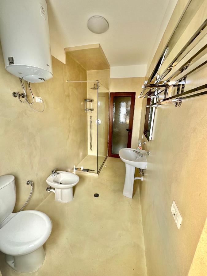 Amos City Center Apartment Tirana Esterno foto