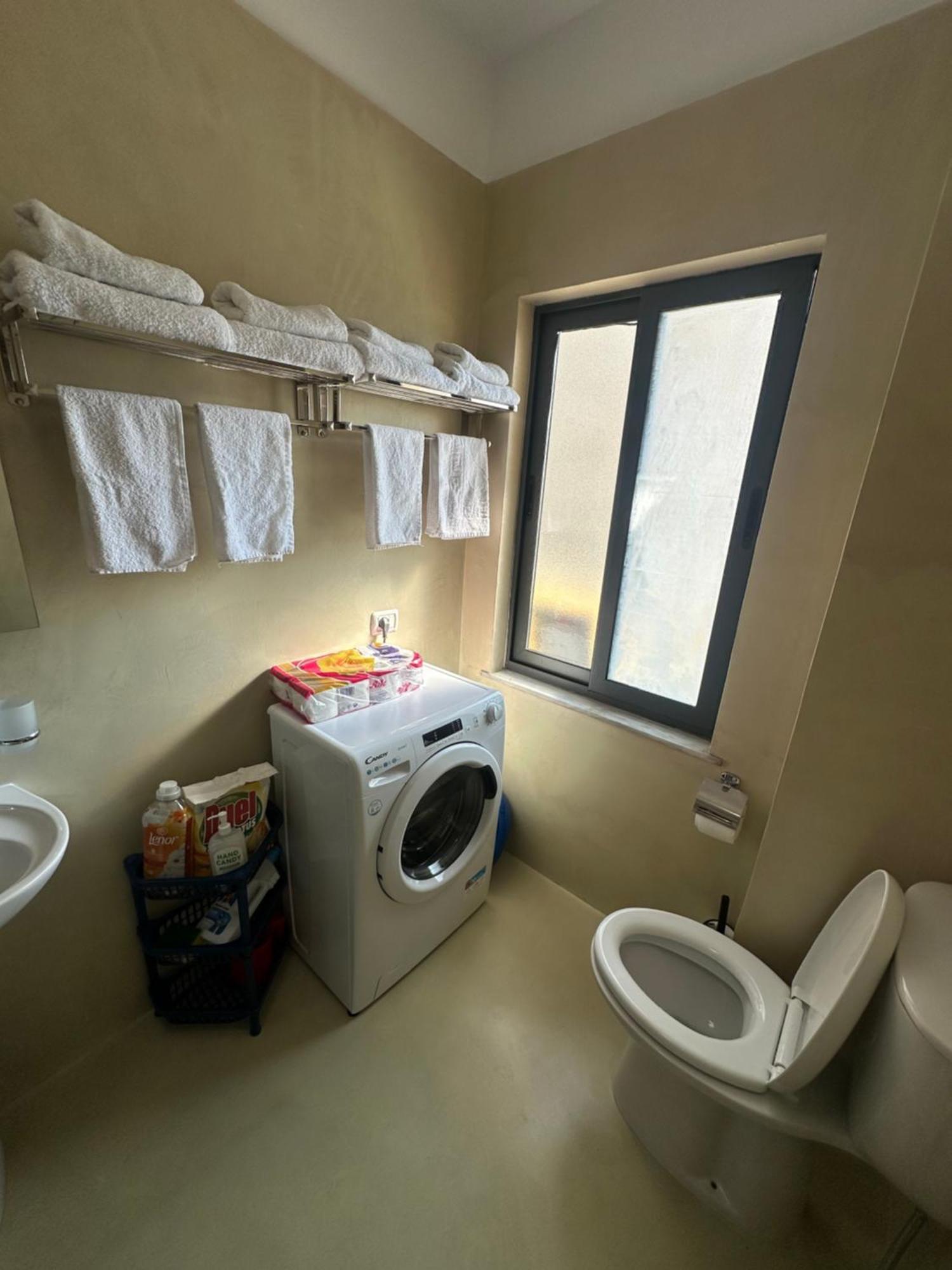 Amos City Center Apartment Tirana Esterno foto